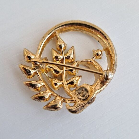 Vintage Crown Trifari Gold Tone Rhinestone Circle Brooch and Leaf, Pat Pending - Picture 4 of 7